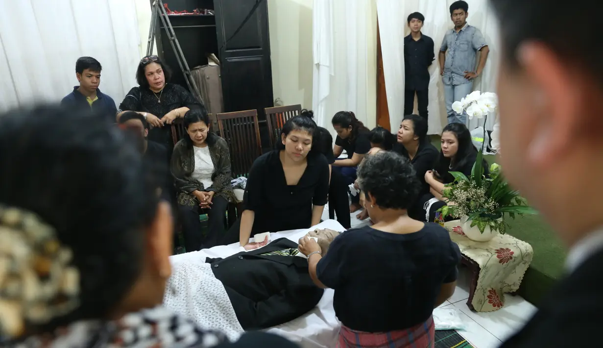 Jenazah Advent kini disemayamkan di rumah duka yang berlokasi di Jl. Kecapi II no.64, Jagakarsa, Jakarta Selatan. Anak dan istri dari mendiang Advent sangat terpuruk, meski harus berusaha mengikhlaskannya. (Nurwahyunan/Bintang.com)