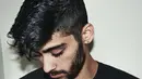 Meskipun begitu, Zayn dengan pekerjaannya saat ini masih berkaitan dengan ketertarikannya soal dunia sastra. Ia pun ternyata juga menyukai puisi dan penulisan, sekarang pun ia tuangkan dalam menulis lagu. (Instagram/zaynmalik)