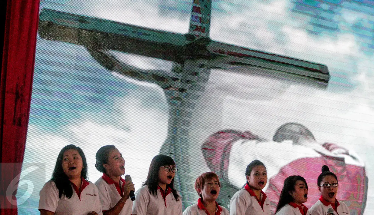 Warga binaan Pemasyarakatan (WBP) bernyanyi mengiringan peryaan paskah di Lapas Kelas 1 Cipinang, Jakarta, Minggu (23/4). Perayaan Paskah tersebut dihadiri pegawai dan warga binaan pemasyarakat Lapas Kelas 1 Cipinang. (Liputan6.com/Faizal Fanani)