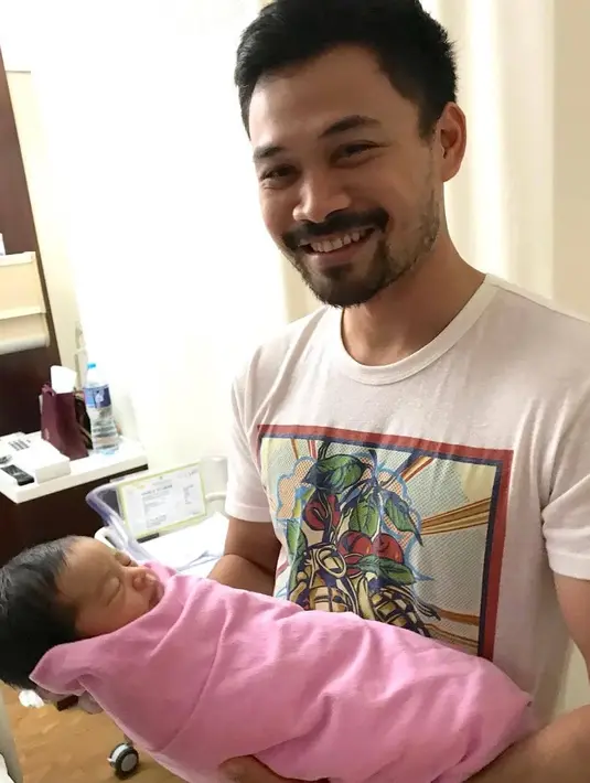 Bukan hanya Nabila, sang suami pun sangat senang dengan hadirnya sang putri. Sambil menggendongnya, wajah suami Nabila sangat tersenyum bahagia. (Instagram/raqeemarubyradinal_)