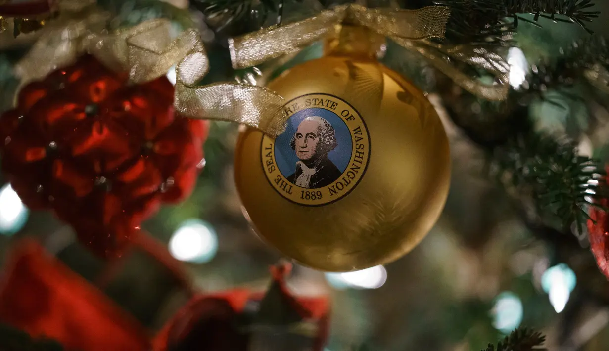 Sebuah ornamen dengan gambar Presiden George Washington menghiasi salah satu pohon Natal di Gedung Putih, Washington DC, Senin (26/11). Tema dekorasi yang diangkat tahun 2018 ini adalah 'American Treasures'. (AP/Carolyn Kaster)