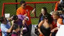 Usai berlatih di Rio de Janeiro, (24/6/2014), pemain depan Timnas Belanda, Dirk Kuyt, meladeni permintaan penggemar untuk berfoto bersama. (REUTERS/Ricardo Moraes)