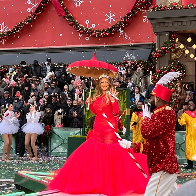Mariah Carey Bergaun Putri Duyung di Parade Thanksgiving, Disindir karena Mematung dan Lip Sync