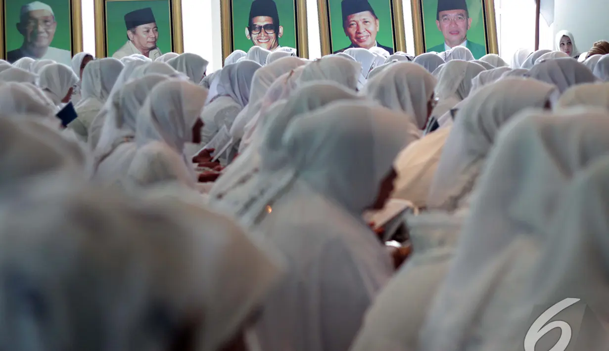 Foto mantan Ketua Umum PPP terpampang di Kantor DPP PPP, Jakarta, Rabu (31/12/2014). (Liputan6.com/Faizal Fanani)