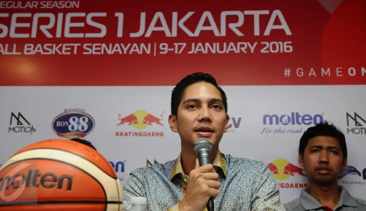 Sekjen PBSI, Budisatrio Djiwandono memberikan sambutan jelang bergulirnya IBL musim 2015-2016 di Jakarta, Jumat (8/1/2016). Seri 1 IBL akan berlangsung pada 9-17 Januari 2016 di Hall A Basket Senayan, Jakarta. (Liputan6.com/Helmi Fithriansyah) 