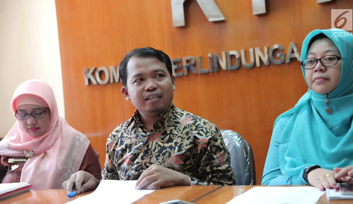 Ketua KPAI Susanto dan Komisioner KPAI Margaret Aliyatul Maimunah memberikan keterangan pers di Gedung KPAI, Jakarta, Jumat (22/9). Konferensi tersebut terkait video gay anak-anak dilini masa twitter. (Liputan6.com/Faizal Fanani)