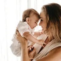 Ilustrasi bayi dan ibu | unsplash.com/@jonathanborba