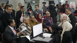 Ketua KPU RI, Arief Budiman (kedua kiri) menyerahkan alat bukti menghadapi perselisihan hasil Pilpres 2019 dan jawaban pihak KPU sebagai termohon di Gedung Mahkamah Konstitusi, Jakarta, Rabu (12/6/2019). 272 boks kontainer dari 34 provinsi diserahkan KPU ke MK. (Liputan6.com/Helmi Fithriansyah)