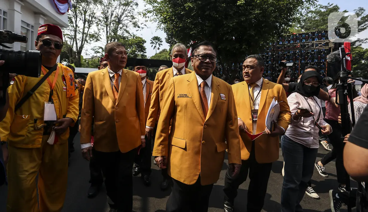 Ketua Umum Partai Hati Nurani Rakyat (Hanura) Oesman Sapta Odang bersama jajaran pengurus Partai Hanura tiba untuk mendaftarkan partai politiknya sebagai calon peserta Pemilu 2024 di Kantor KPU, Jakarta, Senin (8/8/2022). Pada hari kedelapan ini, KPU menerima pendaftaran empat partai politik di antaranya Partai Republiku Indonesia, Partai Hati Nurani Rakyat (Hanura), Partai Gerindra, dan Partai Kebangkitan Bangsa (PKB). (Liputan6.com/Johan Tallo)