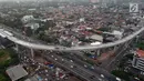 Foto aerial pembangunan jalur layang MRT di kawasan Fatmawati, Jakarta, Kamis (4/1). Progres pembangunan konstruksi bawah tanah telah mencapai 95,13 dan struktur layang 85,2 persen. (Liputan6.com/Arya Manggala)