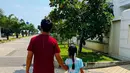 Daniel Mananta dikenal sebagai salah satu artis Indonesia yang gemar berolahraga. Oleh karena itu, ia terlihat mengajak anaknya untuk berjalan keliling komplek. (Foto: instagram.com/lolagin)