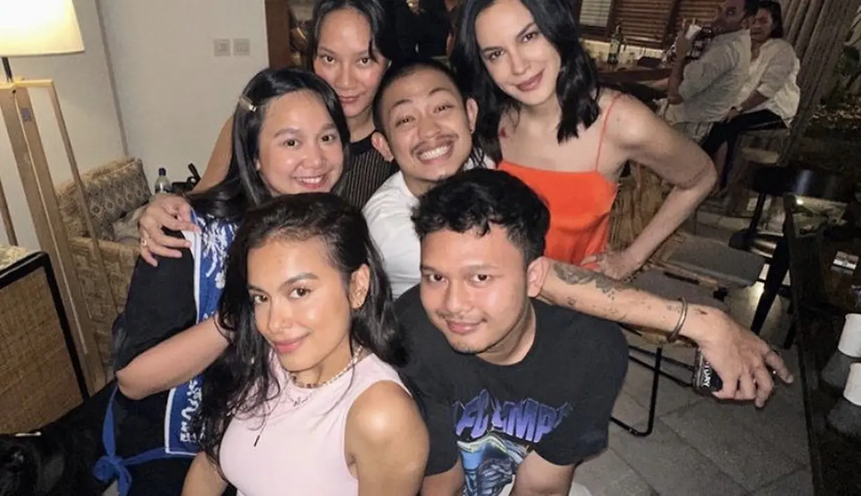 Rambut sebahu hitam pun tampak bergaya wave, dengan belah tengahnya. Tampak Eva Celia merayakan ulang tahun sang ibunda dengan mengenakan tank top pinknya. [Instagram/(@sophia_latjuba88)]