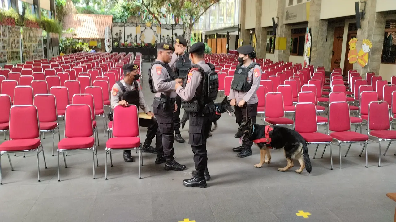 Sejumlah Tim Penjinak Bom (Jibom) Gegana Brimob Polda Metro Jaya melakukan sterilisasi Gereja Katedral, Jakarta Pusat jelang Misa Malam Natal, Minggu (24/12/2023)