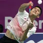 Pebulutangkis Indonesia, Jonatan Christie saat melawan wakil Chinese Taipei, Chou Tien Chen pada final bulutangkis perseorangan Asian Games 2018 di Istora Senayan, Selasa (28/8/). Jonatan menang 21-18, 20-22, 21-15. (Bola.com/Peksi Cahyo)