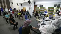 Pelaksanaan rapid test usai tim patroli gabungan memantau kondisi pelaksanaan PSBB di Surabaya Raya yaitu, Surabaya, Gresik dan Sidoarjo pada hari kelima. (Foto: Liputan6.com/Dian Kurniawan)