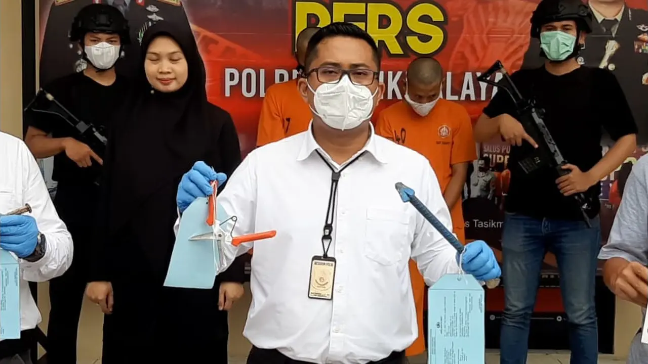 Kasat Reskrim Polres Tasikmalaya AKP Dian Pornomo menunjukan beberapa barang bukti yang digunakan Riyanto (19) dan Ajang Abdillah (24), pelaku pencurian puluhan Handphone (HP) jenis smartphone berbagai merk.