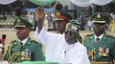 Tinubu menghapus subsidi bensin pada hari pertamanya menjabat pada akhir Mei, mengakhiri program yang telah berlangsung selama beberapa dekade yang membuat bensin terjangkau bagi banyak orang.  (AP Photo/Olamikan Gbemiga, File)