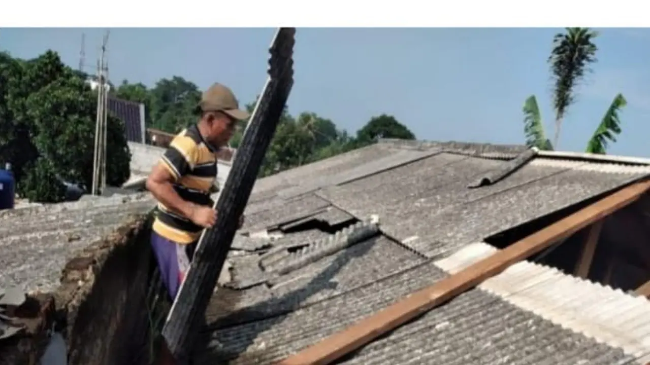 Salah seorang warga Kelurahan Pengasinan, Kecamatan Sawangan, Kota Depok, sedang melakukan perbaikan atap rumah yang rusak karena angin puting beliung (Istimewa)
