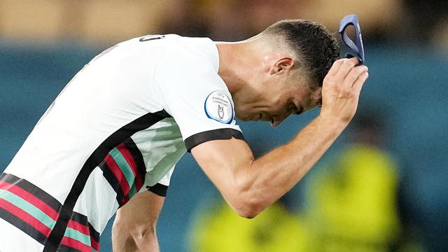 Foto Piala Eropa: Kecewa Berat Portugal Tersingkir dari Euro 2020, Cristiano Ronaldo Banting Ban Kapten