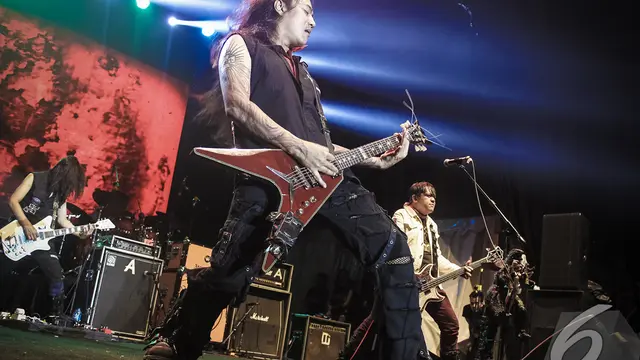Koil Hancurkan Gitar Saat Aksi di Streetwear Tour 2014