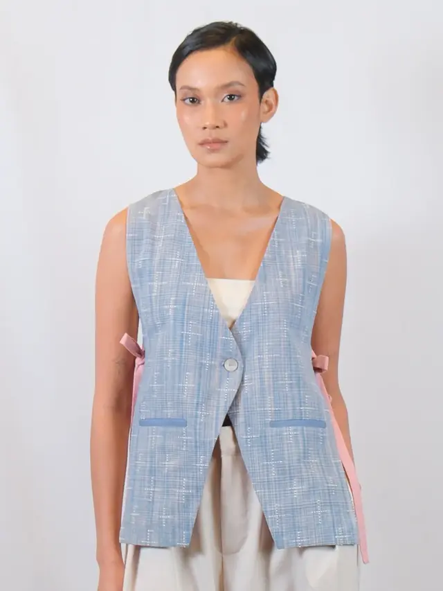 Dari Motif hingga Siluet, Ini Cara Memadukan Kain Tradisional dengan Outfit Kekinian