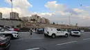 Petugas keamanan Israel memeriksa sebuah mobil setelah terjadinya upaya serangan di pos pemeriksaan az-Za'ayyem di Tepi Barat yang diduduki Israel pada 25 November 2020. Polisi Israel menembak mati seorang pria Palestina setelah diduga berupaya melakukan serangan. (Xinhua/Muammar Awad)