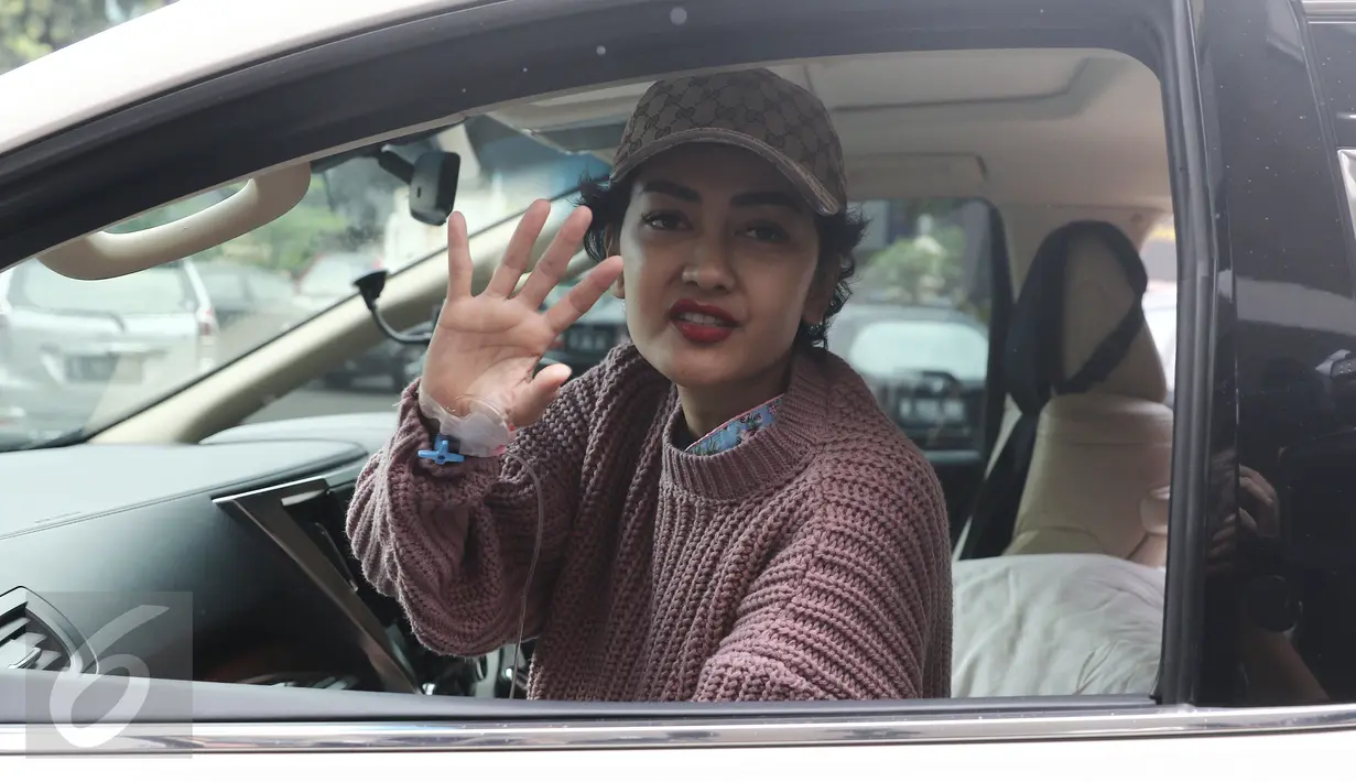 Julia Perez menyapa awak media usai mendatangi Polres Metro Jakarta Selatan, Kamis (2/2). Julia Perez mendatangi Polres Jakarta Selatan untuk memberi dukungan ke asistennya Lucky untuk cari kebenaran. (Liputan6.com/Herman Zakharia)