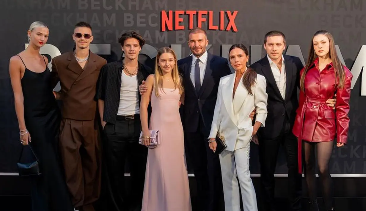 Perempuan kelahiran 4 Juli 1999 ini tampil anggun dengan dress pink spaghetti strap serasi dengan clutchnya. [@davidbeckham]