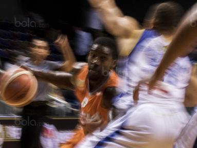Pebasket NSH, Brachon Griffin, berusaha melewati pebasket Satria Muda, Kevin Bridgewaters, pada laga Perbasi Cup 2017 di Britama Arena, Jakarta, Rabu (8/11/2017). Satria Muda menang 83-67 atas NSH. (Bola.com/Vitalis Yogi Trisna)