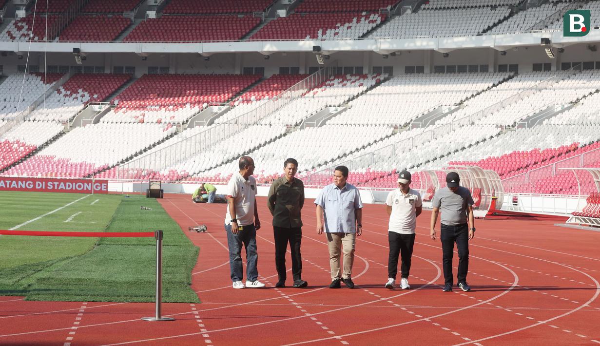 Ketua Umum PSSI, Erick Thohir (tengah) bersama Sekjen Yunus Nusi (kedua kanan) hingga Direktur Utama PPKGBK, Rakhmadi Afif Kusumo saat meninjau kesiapan Stadion Gelora Bung Karno (SUGBK), Senayan, Jakarta, Rabu (05/06/2024) jelang laga Grup F Kualifikasi Piala Dunia 2024. (Bola.com/M Iqbal Ichsan)