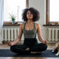 Melakukan olahraga selama 30 menit secara rutin dapat membuat tubuh tetap fit dan terlihat awet muda (foto: Pexels/Cottonbro Studio)