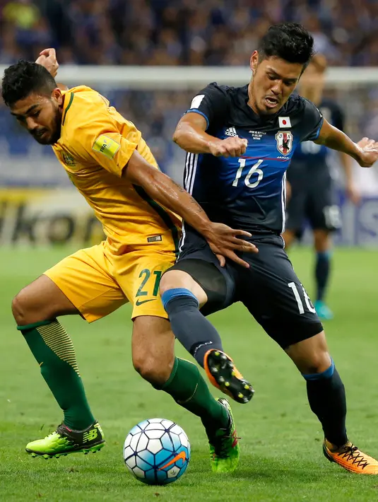 Pemain Jepang Hotaru Yamaguchi berebut bola dengan pemain Australia, Massimo Luongo saat pertandingan kualifikasi Piala Dunia Grup B di Saitama, Jepang (1/9). Atas kemengan itu Jepang lolos ke Piala Dunia 2018. (AP Photo / Shuji Kajiyama)