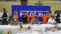 Konferensi pers pengungkapan penjualan sisik trenggiling di Polda Riau. (Liputan6.com/M Syukur)