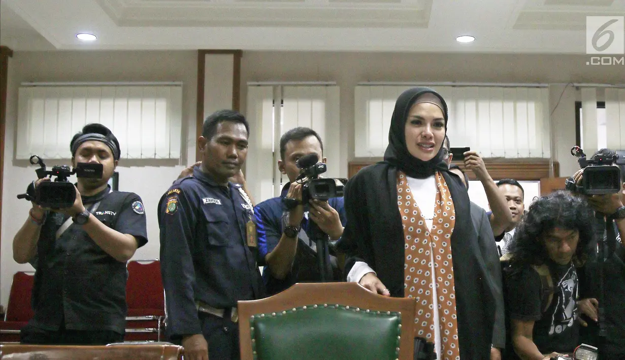 Aktris Nikita Mirzani saat menjalani sidang isbat pernikahannya dengan Dipo Latief di PN Jakarta Selatan, Rabu (1/8). Nikita memutuskan berpisah dengan Dipo Latief setelah terlibat permasalahan dengan lelaki tersebut. (Liputan6.com/Herman Zakharia)