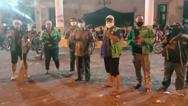 7 Potret Warga Jogja Bersih-bersih Bekas Demo di Malioboro, Tuai Pujian