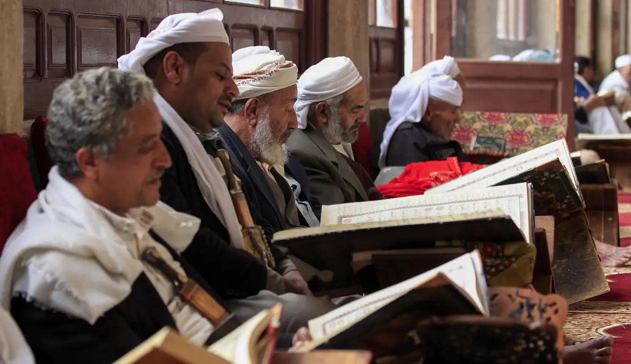 Sejumlah pria membaca Al-Quran selama bulan Ramadan di Masjid Agung Sanaa, Yaman, Minggu (26/4/2020). Masjid Agung Sanaa merupakan salah satu masjid pertama yang dibangun atas perintah Nabi Muhammad SAW. (Mohammed HUWAIS/AFP)