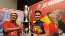 Pegokart Indonesia dari tim Kratingdaeng Riser ShaDaff Motorsport, Senna Noor (tengah) berfoto bersama dengan salah satu perwakilan sponsor usai jumpa pers di Jakarta (20/11/2014). (Liputan6.com/Helmi Fithriansyah)