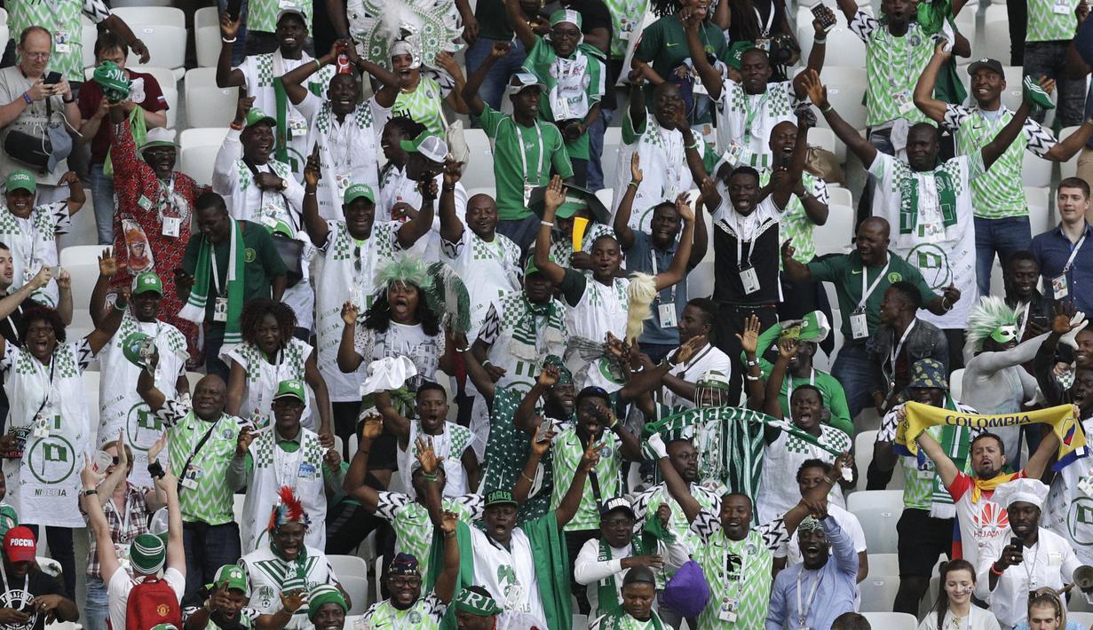 Fans Nigeria merayakan gol saat timnya melawan Islandia pada laga grup D Piala Dunia 2018 di Volgograd Arena, Volgograd, Rusia, (22/6/2018). Nigeria menang 2-0. (AP/Andrew Medichini)