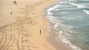 Pantai Bondi yang kosong setelah pemerintah menutup pantai paling populer di Sydney, Minggu (22/3/2020). Otoritas Australia menutup Bondi Beach  lantaran orang-orang mengabaikan larangan pemerintah untuk tidak berkumpul dalam jumlah besar guna menekan penyebaran virus corona. (PETER PARKS/AFP)