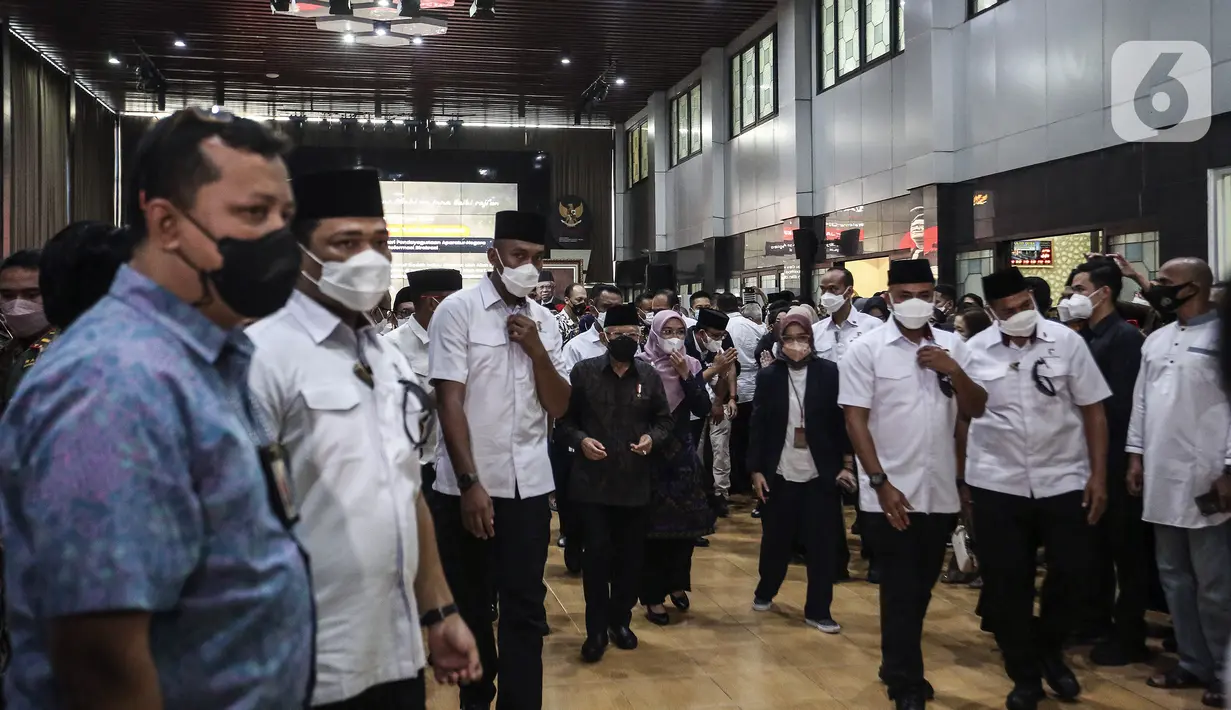 Wakil Presiden K.H. Ma'ruf Amin melayat mendiang Menpan RB Tjahjo Kumolo di Kantor Kemenpan RB Sudirman, Jakarta Selatan, Jumat (1/7/2022). Tjahjo Kumolo meninggal dunia di RS Abdi Waluyo pada pukul 11.10 WIB karena sakit infeksi paru-paru yang diderita. (Liputan6.com/Johan Tallo)