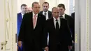 Pesiden Rusia, Vladimir Putin dan Presiden Turki Tayyip Erdogan berjalan untuk menggelar konferensi pers di St. Petersburg, Rusia, (9/8). Erdogan menyebut pertemuan ini untuk memperbaiki hubungan dengan Rusia. (Sputnik/Kremlin/Alexei Nikolsky/REUTERS)