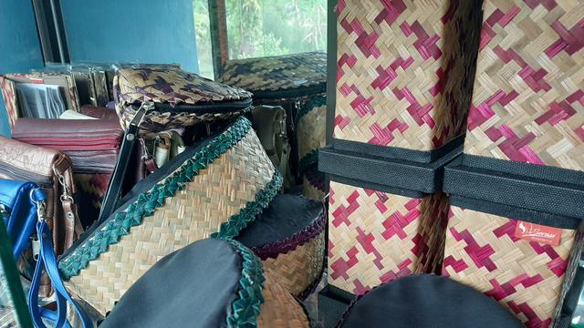 Emak-Emak Ubah Gulma Jadi Anyaman Cantik