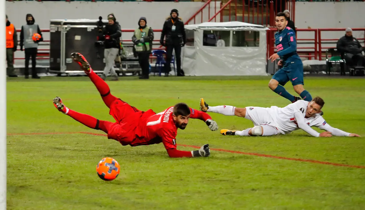 Kiper Lokomotiv Moskow, Anton Kochenkov gagal menghentikan gol dari pemain Atletico Madrid Angel Correa pada leg kedua babak 16 besar Liga Europa di RZD Arena, Kamis (15/3). Atletico Madrid lolos ke perempatfinal usai menang telak 5-1. (AP/Pavel Golovkin)