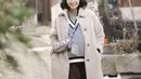 <p>Berlibur di Korea, Rinni Wulandari tampil dengan gaya layering mulai dari vest hingga coat berbulu, dipadukan celana bahannya.&nbsp;(@rinni_w)</p>