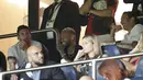 La Pulga tampak berada di tribun penonton dan menyaksikan pertandingan bersama Neymar dan Di Maria. (Foto/AFP/Geoffroy Van Der Hasselt)