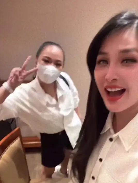 Melalui akun Instagram, baik Sandra Dewi ataupun Yuanita mengunggah momen saat kembali bertemu. Ekspresi bahagia saat melepas rindu juga tak lepas di wajah keduanya. (Liputan6.com/IG/@sandradewi88)