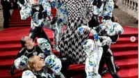 Tampilan Dramatis Billy Porter di Fashion Awards 2021, Pakai Gaun dan Bawa Rombongan Penari