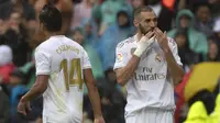 Striker Real Madrid, Karim Benzema, merayakan gol yang dicetaknya ke gawang Levante pada laga La Liga Spanyol di Stadion Santiago Bernabeu, Madrid, Sabtu (14/9). Madrid menang 3-2 atas Levante. (AFP/Curto De La Torre)
