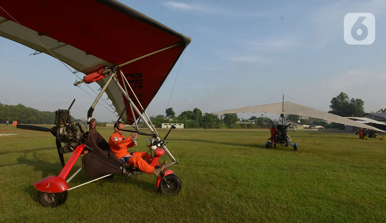 Anggota Federasi Aero Sport Indonesia (FASI) bersiap menerbangkan pesawat Microlight Trike yang membawa spanduk ucapan "Terima kasih tim medis" di kawasan RS darurat penanganan Covid-19 Wisma Atlet Kemayoran, Jakarta, Sabtu (20/6/2020). (merdeka.com/Iqbal S Nugroho)