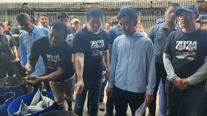 <p>Cawapres nomor urut 2, Gibran Rakabuming Raka menemui nelayan dan meninjau gudang penyimpanan ikan di Muara Baru, Jakarta Utara, Selasa (12/12/2023). Sementara di hari yang sama, capres nomor urut 2 Prabowo Subianto tengah bersiap untuk debat yang digelar KPU, Selasa malam. (Liputan6.com/Fachrur Rozie)</p>